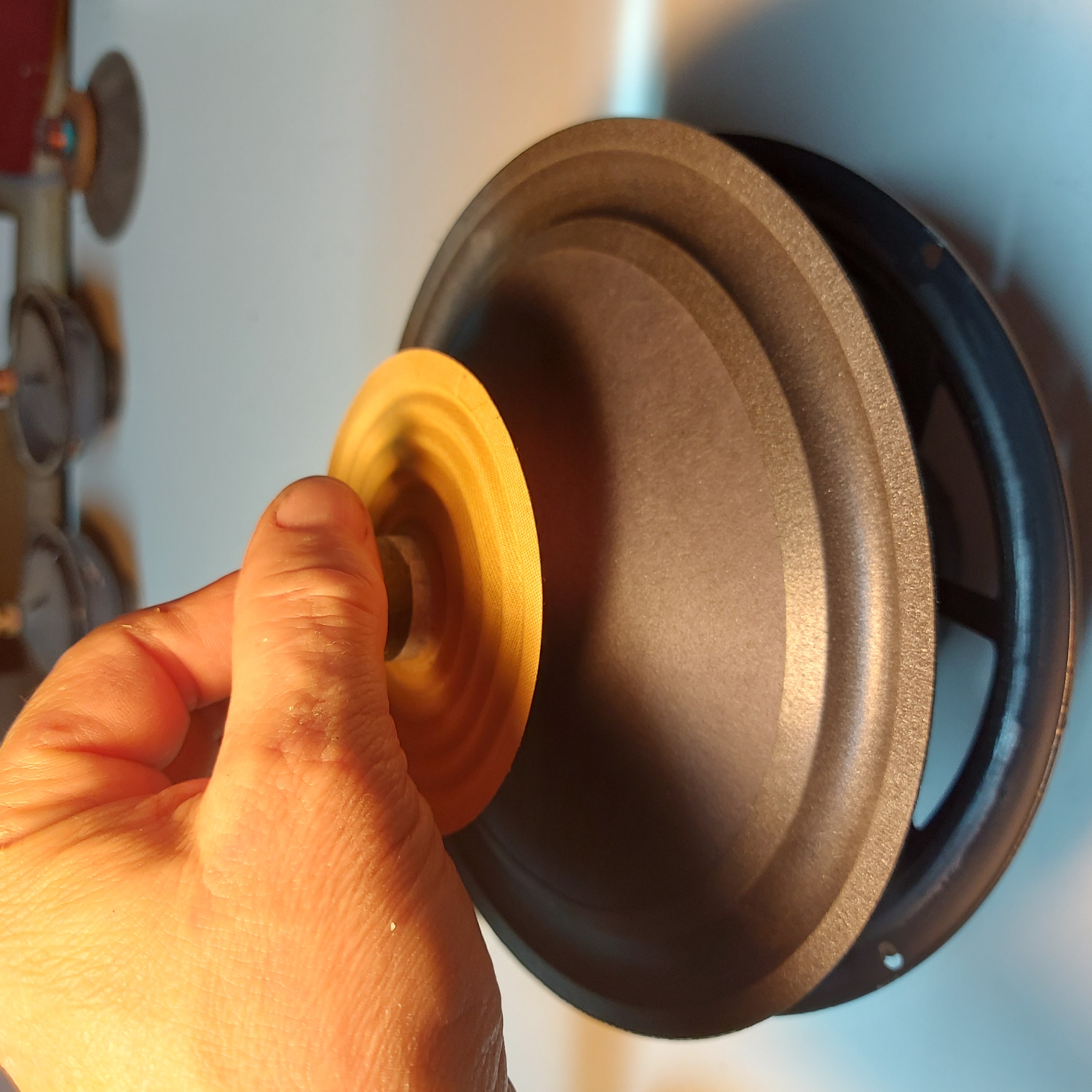 Pókháló ragasztás a hangszóróhoz