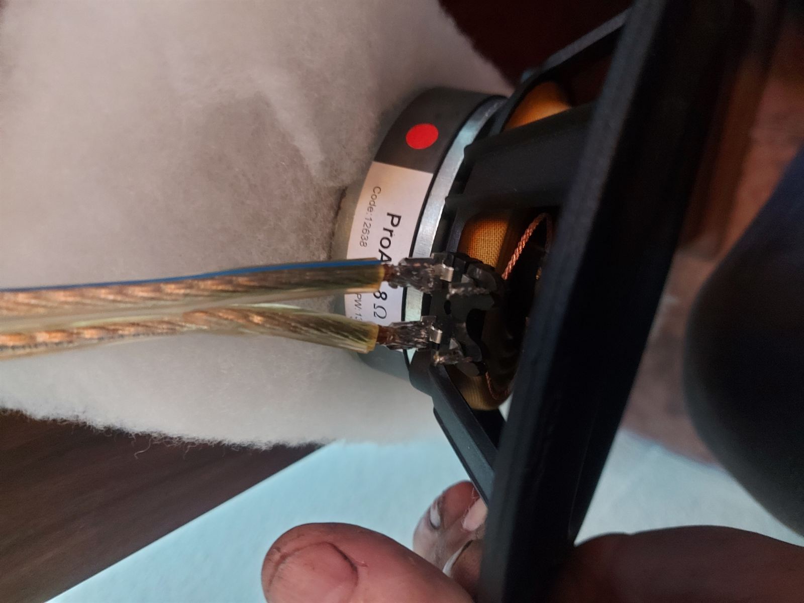 ProAc hangszóró a hangfalban, javítás előtt